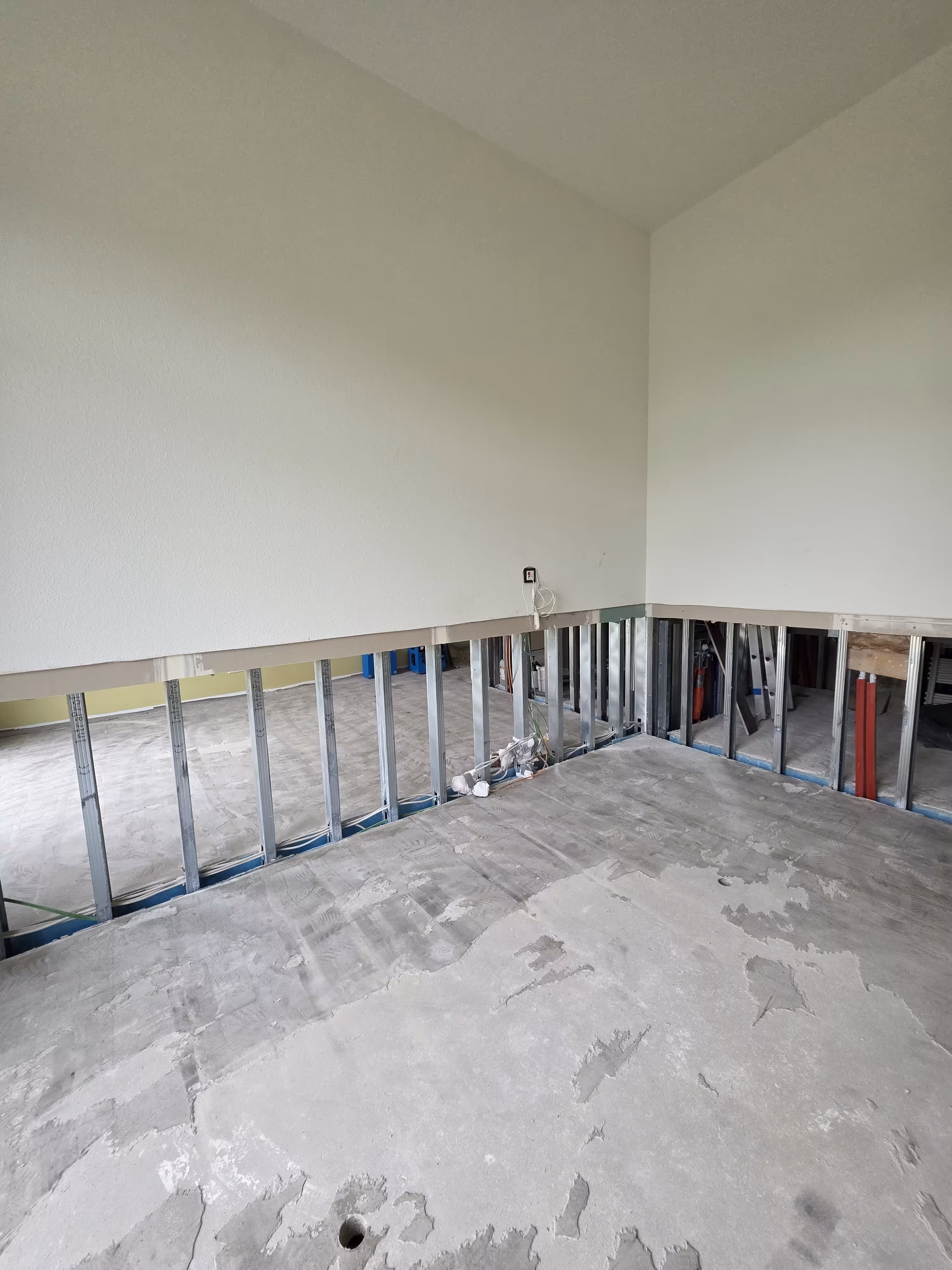 Demontage einer Wand im Innenausbau